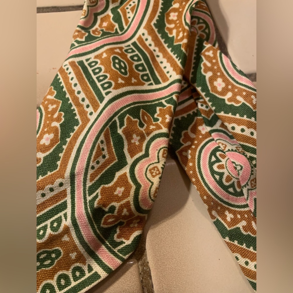 Vintage Longchamps all linen mandala shape design pink green tan tie - Picture 3 of 5